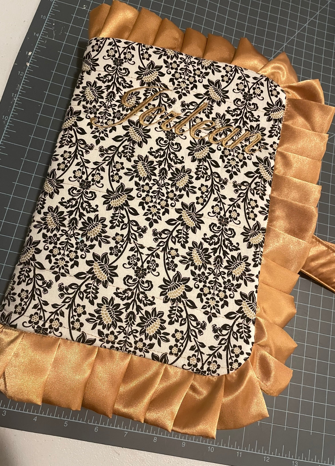 Luxury Personalized Gold Pleated Embroidered Bible Cover